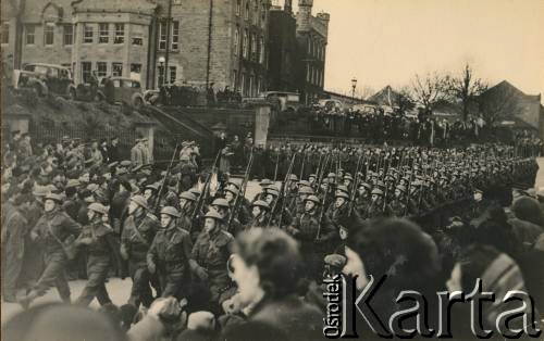 7.03.1941, Forfar, Szkocja, Wielka Brytania.
Wizyta króla Jerzego VI i królowej Elżbiety w I Korpusie Polskim. Defilada, w pierwszym rzędzie 2. z prawej aspirant Janusz Wincenty Barbarski z 1 Batalionu Czołgów.
Fot. NN, zbiory Krzysztofa Barbarskiego, reprodukcje cyfrowe w Ośrodku KARTA w Warszawie i w Instytucie Polskim i Muzeum im. gen. Sikorskiego w Londynie.
