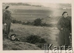 Październik 1941, Western Essendy, Szkocja, Wielka Brytania. 
Wyszkolenie bojowe. Z lewej plutonowy Bartosiewicz i kapral Kulczycki,  z prawej Janusz Wincenty Barbarski.
Fot. NN, zbiory Krzysztofa Barbarskiego, reprodukcje cyfrowe w Ośrodku KARTA w Warszawie i w Instytucie Polskim i Muzeum im. gen. Sikorskiego w Londynie.