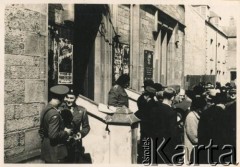1942, Duns, Szkocja, Wielka Brytania.
Odsłonięcie polskiej tablicy pamiątkowej, 2. z lewej podporucznik Janusz Wincenty Barbarski.
Fot. NN, zbiory Krzysztofa Barbarskiego, reprodukcje cyfrowe w Ośrodku KARTA w Warszawie i w Instytucie Polskim i Muzeum im. gen. Sikorskiego w Londynie.