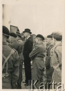 1942, Bury St Edmunds, Anglia, Wielka Brytania.
Wizyta prezydenta RP Władysława Raczkiewicza (w środku) w 1 Dywizji Pancernej. Obok prezydenta w środku płk dypl. Tadeusz Majewski, 2. z lewej (bokiem) dowódca dywizji gen. bryg. Stanisław Maczek, w głębi dowódca I Korpusu Polskiego gen. dyw. Marian Kukiel, 2. z prawej płk dypl. Kazimierz Glabisz.
Fot. NN, zbiory Krzysztofa Barbarskiego, reprodukcje cyfrowe w Ośrodku KARTA w Warszawie i w Instytucie Polskim i Muzeum im. gen. Sikorskiego w Londynie.