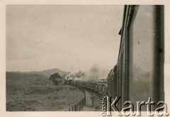 1942, Wielka Brytania.
Pociąg, którym polscy żołnierze zostali przetransportowani do Bury St Edmunds.
Fot. NN, zbiory Krzysztofa Barbarskiego, reprodukcje cyfrowe w Ośrodku KARTA w Warszawie i w Instytucie Polskim i Muzeum im. gen. Sikorskiego w Londynie.