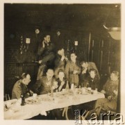 1942, Duns, Szkocja, Wielka Brytania.
Kasyno, Wielkanoc w polskim oddziale pancernym, najwyżej podporucznik Janusz Wincenty Barbarski.
Fot. NN, zbiory Krzysztofa Barbarskiego, reprodukcje cyfrowe w Ośrodku KARTA w Warszawie i w Instytucie Polskim i Muzeum im. gen. Sikorskiego w Londynie.
