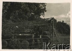 1943, Langton Camp, Wielka Brytania.
Polski oddział pancerny, żołnierze przy czołgu.
Fot. NN, zbiory Krzysztofa Barbarskiego, reprodukcje cyfrowe w Ośrodku KARTA w Warszawie i w Instytucie Polskim i Muzeum im. gen. Sikorskiego w Londynie.