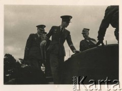 1943, Blairgowrie, Szkocja, Wielka Brytania.
Wizyta króla Jugosławii Piotra II (w środku) w 1 Dywizji Pancernej. Z prawej Naczelny Wódz Polskich Sił Zbrojnych generał broni Władysław Sikorski, z tyłu (częściowo niewidoczny) prezydent RP Władysław Raczkiewicz.
Fot. NN, zbiory Krzysztofa Barbarskiego, reprodukcje cyfrowe w Ośrodku KARTA w Warszawie i w Instytucie Polskim i Muzeum im. gen. Sikorskiego w Londynie.