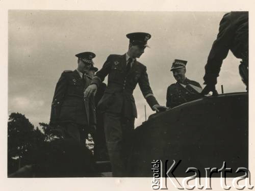 1943, Blairgowrie, Szkocja, Wielka Brytania.
Wizyta króla Jugosławii Piotra II (w środku) w 1 Dywizji Pancernej. Z prawej Naczelny Wódz Polskich Sił Zbrojnych generał broni Władysław Sikorski, z tyłu (częściowo niewidoczny) prezydent RP Władysław Raczkiewicz.
Fot. NN, zbiory Krzysztofa Barbarskiego, reprodukcje cyfrowe w Ośrodku KARTA w Warszawie i w Instytucie Polskim i Muzeum im. gen. Sikorskiego w Londynie.