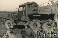 1943, Bury St Edmunds, Anglia, Wielka Brytania.
Żołnierze polskiego oddziału pancernego przy samochodzie ciężarowym.
Fot. NN, zbiory Krzysztofa Barbarskiego, reprodukcje cyfrowe w Ośrodku KARTA w Warszawie i w Instytucie Polskim i Muzeum im. gen. Sikorskiego w Londynie.