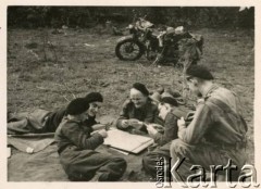 1943, Bury St Edmunds, Anglia, Wielka Brytania.
Żołnierze podczas gry w karty, 1. z lewej prawdopodobnie podporucznik Janusz Wincenty Barbarski (2 Pułk Pancerny).
Fot. NN, zbiory Krzysztofa Barbarskiego, reprodukcje cyfrowe w Ośrodku KARTA w Warszawie i w Instytucie Polskim i Muzeum im. gen. Sikorskiego w Londynie.