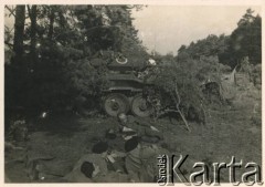 1943, Bury St Edmunds, Anglia, Wielka Brytania.
2 Pułk Pancerny (?), żołnierze podczas odpoczynku.
Fot. NN, zbiory Krzysztofa Barbarskiego, reprodukcje cyfrowe w Ośrodku KARTA w Warszawie i w Instytucie Polskim i Muzeum im. gen. Sikorskiego w Londynie.