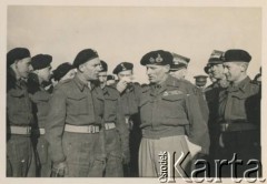 13.03.1944, Kelso, Szkocja, Wielka Brytania.
Wizyta brytyjskiego generała Bernarda Law Montgomery w 1 Dywizji Pancernej (z przodu 2. z prawej). 1. z prawej pułkownik dyplomowany Tadeusz Majewski, 5. z lewej dowódca dywizji generał brygady Stanisław Maczek.
Fot. NN, zbiory Krzysztofa Barbarskiego, reprodukcje cyfrowe w Ośrodku KARTA w Warszawie i w Instytucie Polskim i Muzeum im. gen. Sikorskiego w Londynie.