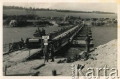 Sierpień 1944, okolice Elbeuf, Francja.
Most pontonowy nr 2 na Sekwanie, zbudowany przez saperów 1 Dywizji Pancernej.
Fot. NN, zbiory Krzysztofa Barbarskiego, reprodukcje cyfrowe w Ośrodku KARTA w Warszawie i w Instytucie Polskim i Muzeum im. gen. Sikorskiego w Londynie.