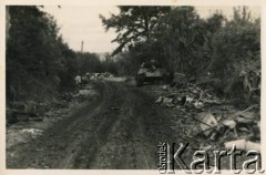 Prawdopodobnie sierpień 1944, Francja.
Droga po walkach, w głębi z prawej czołg.
Fot. NN, zbiory Krzysztofa Barbarskiego, reprodukcje cyfrowe w Ośrodku KARTA w Warszawie i w Instytucie Polskim i Muzeum im. gen. Sikorskiego w Londynie.