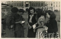 Prawdopodobnie sierpień 1944, Francja.
Żołnierze 1 Dywizji Pancernej rozdają autografy w wyzwolonym spod okupacji niemieckiej mieście.
Fot. NN, zbiory Krzysztofa Barbarskiego, reprodukcje cyfrowe w Ośrodku KARTA w Warszawie i w Instytucie Polskim i Muzeum im. gen. Sikorskiego w Londynie.