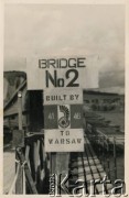 Sierpień 1944, okolice Elbeuf, Francja.
Oznakowanie mostu pontonowego nr 2 na Sekwanie, zbudowanego przez saperów 1 Dywizji Pancernej.
Fot. NN, zbiory Krzysztofa Barbarskiego, reprodukcje cyfrowe w Ośrodku KARTA w Warszawie i w Instytucie Polskim i Muzeum im. gen. Sikorskiego w Londynie.