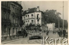 Prawdopodobnie sierpień 1944, Francja.
Czołg 1 Dywizji Pancernej przejeżdża przez wyzwolone spod okupacji niemieckiej miasto.
Fot. NN, zbiory Krzysztofa Barbarskiego, reprodukcje cyfrowe w Ośrodku KARTA w Warszawie i w Instytucie Polskim i Muzeum im. gen. Sikorskiego w Londynie.