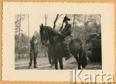 Kwiecień 1945, III Rzesza Niemiecka.
Przed szarżą na Rhedę. Porucznik Janusz Wincenty Barbarski na koniu. 
Fot. NN, zbiory Krzysztofa Barbarskiego, reprodukcje cyfrowe w Ośrodku KARTA w Warszawie i w Instytucie Polskim i Muzeum im. gen. Sikorskiego w Londynie.
