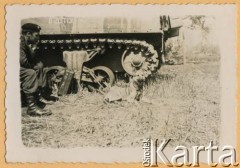 Wiosna 1945, III Rzesza Niemiecka.
Porucznik Janusz Wincenty Barbarski z psem Reksem.
Fot. NN, zbiory Krzysztofa Barbarskiego, reprodukcje cyfrowe w Ośrodku KARTA w Warszawie i w Instytucie Polskim i Muzeum im. gen. Sikorskiego w Londynie.
