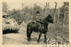 Kwiecień 1945, III Rzesza Niemiecka.
Porucznik Janusz Wincenty Barbarski na koniu. 
Fot. NN, zbiory Krzysztofa Barbarskiego, reprodukcje cyfrowe w Ośrodku KARTA w Warszawie i w Instytucie Polskim i Muzeum im. gen. Sikorskiego w Londynie.