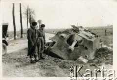 Jesień 1944, okolice Kanału Mark, Holandia.
Żołnierze 2 Pułku Pancernego przy zniszczonym czołgu.
Fot. NN, zbiory Krzysztofa Barbarskiego, reprodukcje cyfrowe w Ośrodku KARTA w Warszawie i w Instytucie Polskim i Muzeum im. gen. Sikorskiego w Londynie.