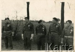 11.09.1944, Belgia.
Dekoracja żołnierzy 2 Pułku Pancernego Krzyżem Walecznych, 2. z lewej porucznik Janusz Wincenty Barbarski.
Fot. NN, zbiory Krzysztofa Barbarskiego, reprodukcje cyfrowe w Ośrodku KARTA w Warszawie i w Instytucie Polskim i Muzeum im. gen. Sikorskiego w Londynie.