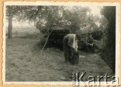 Jesień 1944, brak miejsca.
Kampania w Europie Zachodniej z udziałem 1 Dywizji Pancernej. Polscy żołnierze podczas przerwy w walkach.
Fot. NN, zbiory Krzysztofa Barbarskiego, reprodukcje cyfrowe w Ośrodku KARTA w Warszawie i w Instytucie Polskim i Muzeum im. gen. Sikorskiego w Londynie.