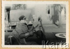 1945, Herzlake koło Meppen, brytyjska strefa okupacyjna Niemiec.
Porucznik Julian Karp (?) z 2 Pułku Pancernego w samochodzie.
Fot. NN, zbiory Krzysztofa Barbarskiego, reprodukcje cyfrowe w Ośrodku KARTA w Warszawie i w Instytucie Polskim i Muzeum im. gen. Sikorskiego w Londynie.