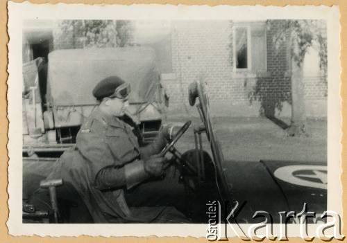1945, Herzlake koło Meppen, brytyjska strefa okupacyjna Niemiec.
Porucznik Julian Karp (?) z 2 Pułku Pancernego w samochodzie.
Fot. NN, zbiory Krzysztofa Barbarskiego, reprodukcje cyfrowe w Ośrodku KARTA w Warszawie i w Instytucie Polskim i Muzeum im. gen. Sikorskiego w Londynie.