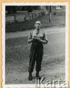 1945, Herzlake koło Meppen, brytyjska strefa okupacyjna Niemiec.
Porucznik Janusz Wincenty Barbarski  z 2 Pułku Pancernego.
Fot. NN, zbiory Krzysztofa Barbarskiego, reprodukcje cyfrowe w Ośrodku KARTA w Warszawie i w Instytucie Polskim i Muzeum im. gen. Sikorskiego w Londynie.