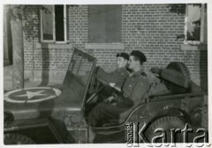 1945, Herzlake koło Meppen, brytyjska strefa okupacyjna Niemiec.
Porucznik Janusz Wincenty Barbarski (z lewej) z 2 Pułku Pancernego w towarzystwie lekarza pułkowego.
Fot. NN, zbiory Krzysztofa Barbarskiego, reprodukcje cyfrowe w Ośrodku KARTA w Warszawie i w Instytucie Polskim i Muzeum im. gen. Sikorskiego w Londynie.