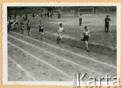 1945, Meppen, brytyjska strefa okupacyjna Niemiec.
Zawody sportowe z udziałem polskich żołnierzy.
Fot. NN, zbiory Krzysztofa Barbarskiego, reprodukcje cyfrowe w Ośrodku KARTA w Warszawie i w Instytucie Polskim i Muzeum im. gen. Sikorskiego w Londynie.