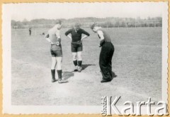 1946, Herzlake koło Meppen, brytyjska strefa okupacyjna Niemiec.
Mecz w piłkę nożną drużyn 1 i 2 Pułku Pancernego.
Fot. NN, zbiory Krzysztofa Barbarskiego, reprodukcje cyfrowe w Ośrodku KARTA w Warszawie i w Instytucie Polskim i Muzeum im. gen. Sikorskiego w Londynie.