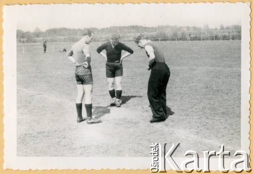 1946, Herzlake koło Meppen, brytyjska strefa okupacyjna Niemiec.
Mecz w piłkę nożną drużyn 1 i 2 Pułku Pancernego.
Fot. NN, zbiory Krzysztofa Barbarskiego, reprodukcje cyfrowe w Ośrodku KARTA w Warszawie i w Instytucie Polskim i Muzeum im. gen. Sikorskiego w Londynie.