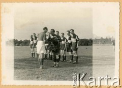 1946, Alhorn koło Cloppenburg, brytyjska strefa okupacyjna Niemiec.
Mecz piłki nożnej z udziałem polskich żołnierzy 1 Dywizji Pancernej, wręczenie kwiatów zwycięskiej drużynie.
Fot. NN, zbiory Krzysztofa Barbarskiego, reprodukcje cyfrowe w Ośrodku KARTA w Warszawie i w Instytucie Polskim i Muzeum im. gen. Sikorskiego w Londynie.