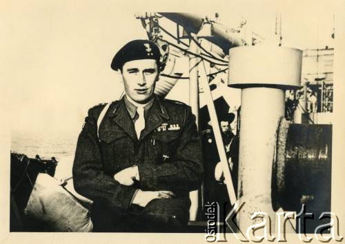 Kwiecień 1947, brak miejsca.
Porucznik Janusz Wincenty Barbarski z 2 Pułku Pancernego na statku podczas powrotu z Niemiec do Wielkiej Brytanii.
Fot. NN, zbiory Krzysztofa Barbarskiego, reprodukcje cyfrowe w Ośrodku KARTA w Warszawie i w Instytucie Polskim i Muzeum im. gen. Sikorskiego w Londynie.