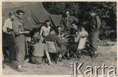Sierpień 1944, Francja.
Żołnierze 2 Pułku Pancernego podczas przerwy w walkach.
Fot. NN, zbiory Krzysztofa Barbarskiego, reprodukcje cyfrowe w Ośrodku KARTA w Warszawie i w Instytucie Polskim i Muzeum im. gen. Sikorskiego w Londynie.