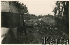 Sierpień 1944, Francja.
Zniszczenia po walkach.
Fot. NN, zbiory Krzysztofa Barbarskiego, reprodukcje cyfrowe w Ośrodku KARTA w Warszawie i w Instytucie Polskim i Muzeum im. gen. Sikorskiego w Londynie.