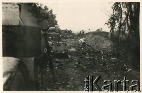Sierpień 1944, Francja.
Zniszczenia po walkach.
Fot. NN, zbiory Krzysztofa Barbarskiego, reprodukcje cyfrowe w Ośrodku KARTA w Warszawie i w Instytucie Polskim i Muzeum im. gen. Sikorskiego w Londynie.