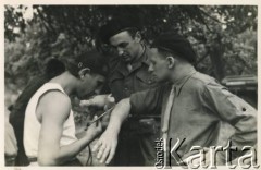 Sierpień 1944, Francja.
2 Pułk Pancerny. W środku porucznik Julian Karp, z lewej lekarz pułkowy.
Fot. NN, zbiory Krzysztofa Barbarskiego, reprodukcje cyfrowe w Ośrodku KARTA w Warszawie i w Instytucie Polskim i Muzeum im. gen. Sikorskiego w Londynie.
