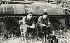 Jesień 1944, brak miejsca.
1 Dywizja Pancerna podczas kampanii w Europie Zachodniej. Pułkownik Janusz Wincenty Barbarski (z prawej) z lekarzem pułkowym.
Fot. NN, zbiory Krzysztofa Barbarskiego, reprodukcje cyfrowe w Ośrodku KARTA w Warszawie i w Instytucie Polskim i Muzeum im. gen. Sikorskiego w Londynie.