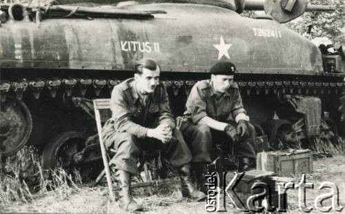 Jesień 1944, brak miejsca.
1 Dywizja Pancerna podczas kampanii w Europie Zachodniej. Pułkownik Janusz Wincenty Barbarski (z prawej) z lekarzem pułkowym.
Fot. NN, zbiory Krzysztofa Barbarskiego, reprodukcje cyfrowe w Ośrodku KARTA w Warszawie i w Instytucie Polskim i Muzeum im. gen. Sikorskiego w Londynie.