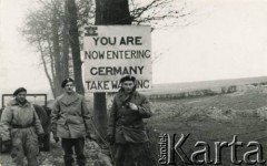 1944/1945, granica holendersko-niemiecka.
Żołnierze 2 Pułku Pancernego przy tablicy informacyjnej, z prawej porucznik Janusz Wincenty Barbarski, w środku lekarz pułkowy.
Fot. NN, zbiory Krzysztofa Barbarskiego, reprodukcje cyfrowe w Ośrodku KARTA w Warszawie i w Instytucie Polskim i Muzeum im. gen. Sikorskiego w Londynie.