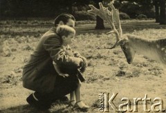 1949, Londyn, Anglia, Wielka Brytania.
Janusz Wincenty Barbarski z synem Krzysztofem.
Fot. NN, zbiory Krzysztofa Barbarskiego, reprodukcje cyfrowe w Ośrodku KARTA w Warszawie i w Instytucie Polskim i Muzeum im. gen. Sikorskiego w Londynie.