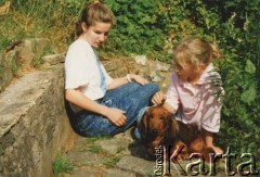 Wrzesień 1988, Purley, Anglia, Wielka Brytania.
Córki Krzysztofa Barbarskiego Aleksandra (z lewej) i Karolina z psem.
Fot. NN, zbiory Krzysztofa Barbarskiego, reprodukcje cyfrowe w Ośrodku KARTA w Warszawie i w Instytucie Polskim i Muzeum im. gen. Sikorskiego w Londynie.