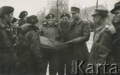 5.05.1945, Wilhelmshaven, Niemcy.
Niemiecka baza morska, która skapitulowała 5 maja 1945 roku. Kapitulację przyjął pułkownik Antoni Grudziński (w środku), zastępca dowódcy 10 Brygady Kawalerii Pancernej wchodzącej w skład 1 Dywizji Pancernej, 4. z prawej dowódca 2 Pułku Pancernego major Michał Gutowski, 1. z lewej porucznik Janusz Wincenty Barbarski.
Fot. NN, zbiory Krzysztofa Barbarskiego, reprodukcje cyfrowe w Ośrodku KARTA w Warszawie i w Instytucie Polskim i Muzeum im. gen. Sikorskiego w Londynie.