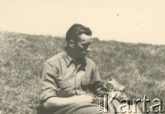 1945-1947, brytyjska strefa okupacyjna Niemiec.
Porucznik Janusz Wincenty Barbarski z 2 Pułku Pancernego z psem Reksem.
Fot. NN, zbiory Krzysztofa Barbarskiego, reprodukcje cyfrowe w Ośrodku KARTA w Warszawie i w Instytucie Polskim i Muzeum im. gen. Sikorskiego w Londynie.