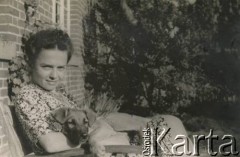 1945-1947, brytyjska strefa okupacyjna Niemiec.
Irena Barbarska z domu Kramczyńska, od 9 sierpnia 1946 roku żona porucznika Janusza Wincentego Barbarskiego z 2 Pułku Pancernego. 
Fot. NN, zbiory Krzysztofa Barbarskiego, reprodukcje cyfrowe w Ośrodku KARTA w Warszawie i w Instytucie Polskim i Muzeum im. gen. Sikorskiego w Londynie.