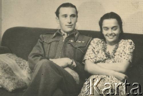 1946, Herzlake, brytyjska strefa okupacyjna Niemiec.
Irena z domu Kramczyńska i porucznik Janusz Wincenty Barbarski z 2 Pułku Pancernego, od 9 sierpnia 1946 roku małżeństwo.
Fot. NN, zbiory Krzysztofa Barbarskiego, reprodukcje cyfrowe w Ośrodku KARTA w Warszawie i w Instytucie Polskim i Muzeum im. gen. Sikorskiego w Londynie.