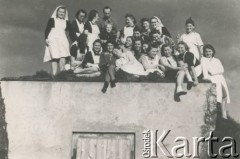 Po 12.04.1945, Oberlangen, Niemcy.
Personel szpitala byłego niemieckiego obozu jenieckiego. Na dole 5. z lewej Irena Kramczyńska. Stalag VI C Oberlangen został wyzwolony przez żołnierzy 10 Pułku Strzelców Konnych 1 Dywizji Pancernej 12 kwietnia 1945 roku. Przebywały w nim Polki - uczestniczki powstania warszawskiego.
Fot. NN, zbiory Krzysztofa Barbarskiego, reprodukcje cyfrowe w Ośrodku KARTA w Warszawie i w Instytucie Polskim i Muzeum im. gen. Sikorskiego w Londynie.