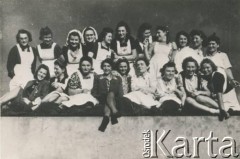Po 12.04.1945, Oberlangen, Niemcy.
Personel szpitala byłego niemieckiego obozu jenieckiego. Na dole 5. z lewej Irena Kramczyńska. Stalag VI C Oberlangen został wyzwolony przez żołnierzy 10 Pułku Strzelców Konnych 1 Dywizji Pancernej 12 kwietnia 1945 roku. Przebywały w nim Polki - uczestniczki powstania warszawskiego.
Fot. NN, zbiory Krzysztofa Barbarskiego, reprodukcje cyfrowe w Ośrodku KARTA w Warszawie i w Instytucie Polskim i Muzeum im. gen. Sikorskiego w Londynie.