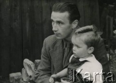 Kwiecień 1949, Londyn, Anglia, Wielka Brytania.
Janusz Wincenty Barbarski z synem Krzysztofem.
Fot. NN, zbiory Krzysztofa Barbarskiego, reprodukcje cyfrowe w Ośrodku KARTA w Warszawie i w Instytucie Polskim i Muzeum im. gen. Sikorskiego w Londynie.