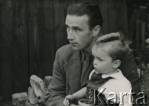 Kwiecień 1949, Londyn, Anglia, Wielka Brytania.
Janusz Wincenty Barbarski z synem Krzysztofem.
Fot. NN, zbiory Krzysztofa Barbarskiego, reprodukcje cyfrowe w Ośrodku KARTA w Warszawie i w Instytucie Polskim i Muzeum im. gen. Sikorskiego w Londynie.